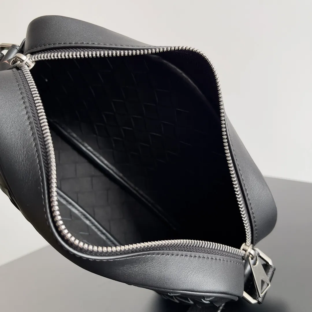 Batch 1480 BV lntrecciato woven leather crossbody bag. The zipper opens and closes, and the space is too big. It meets the daily needs of going out on the street. There are no problems with mobile phones, wallets, and power banks. The weaving process is used, and the texture of the upper body is very high-end. Model number: 710048 Size: 25*7.5*16